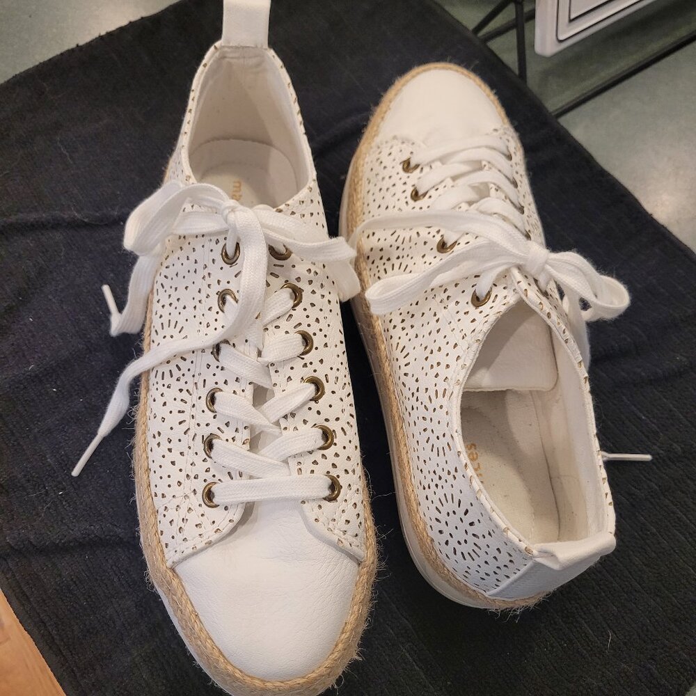Maurices Faith White Platform Sneaker. Size 9
